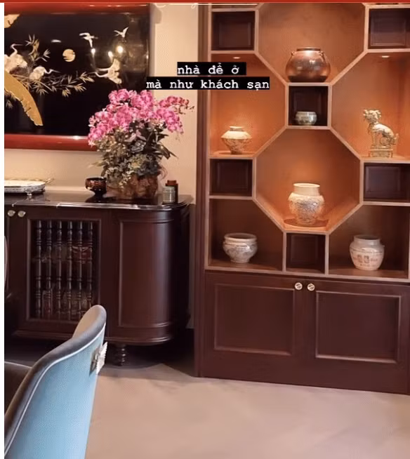 Hầu hết nội thất trong nhà đều được làm bằng gỗ.