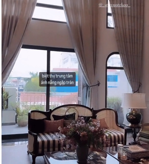 Qua video bạn thân của Chao chia sẻ, dễ dàng nhận thấy không gian rộng rãi, thoáng đãng trong biệt thự của gia đình Chao.