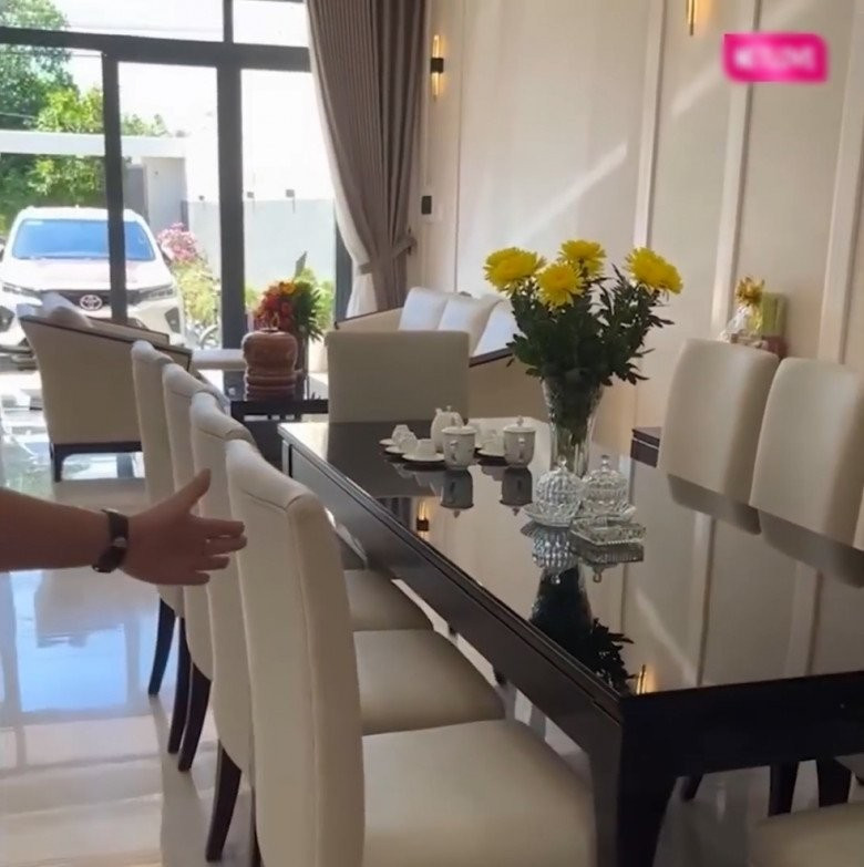 Bộ bàn ăn 10 ghế cho cả gia đình quây quần.