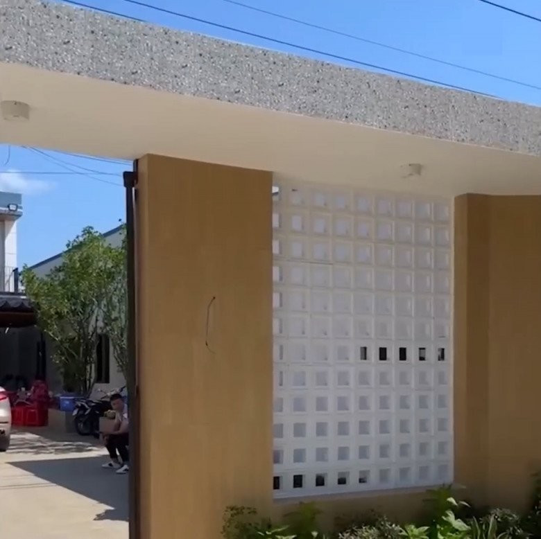 Cổng nhà thiết kế kiên cố và chắc chắn.