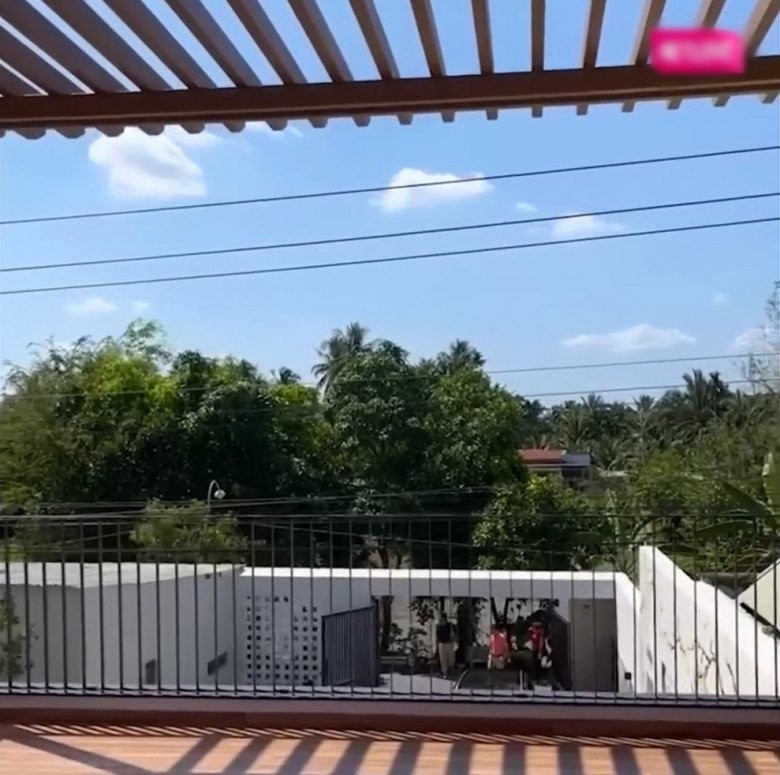 Sân phía trước trên tầng rộng rãi, có thể ngồi thư giãn và ngắm con sông quê hương.