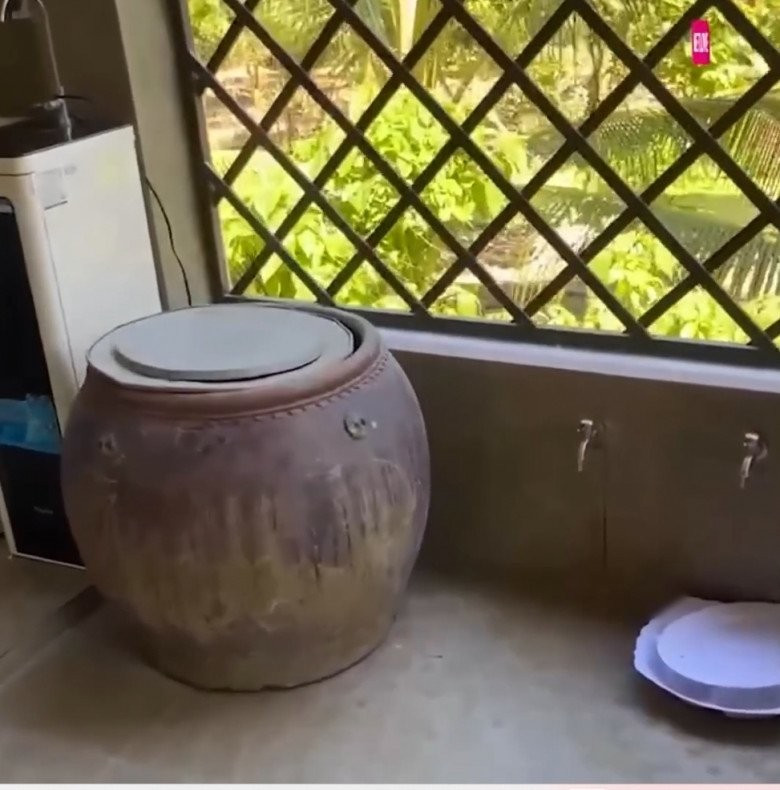 Đặc biệt, nam MC dành tặng mẹ chiếc lu sành đựng nước theo kiểu truyền thống. Nguồn ảnh: chụp màn hình