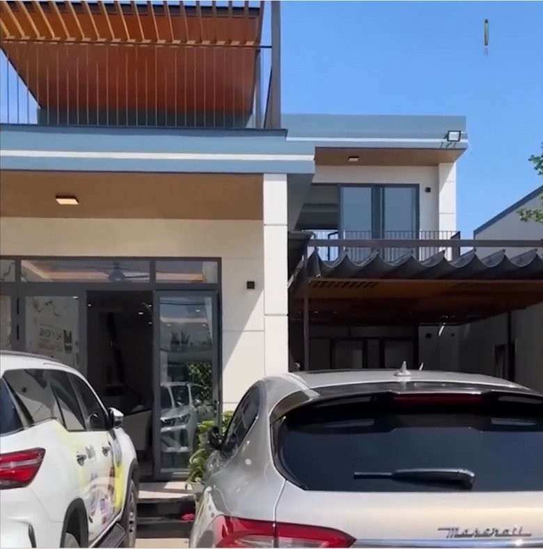 Trước sân rộng có thể để vài chiếc ô tô.