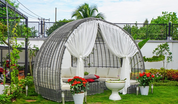 Bàn ghế mái vòm là chỗ nghỉ ngơi, thư giãn của gia đình nam ca sĩ. Ảnh: Vietnamnet