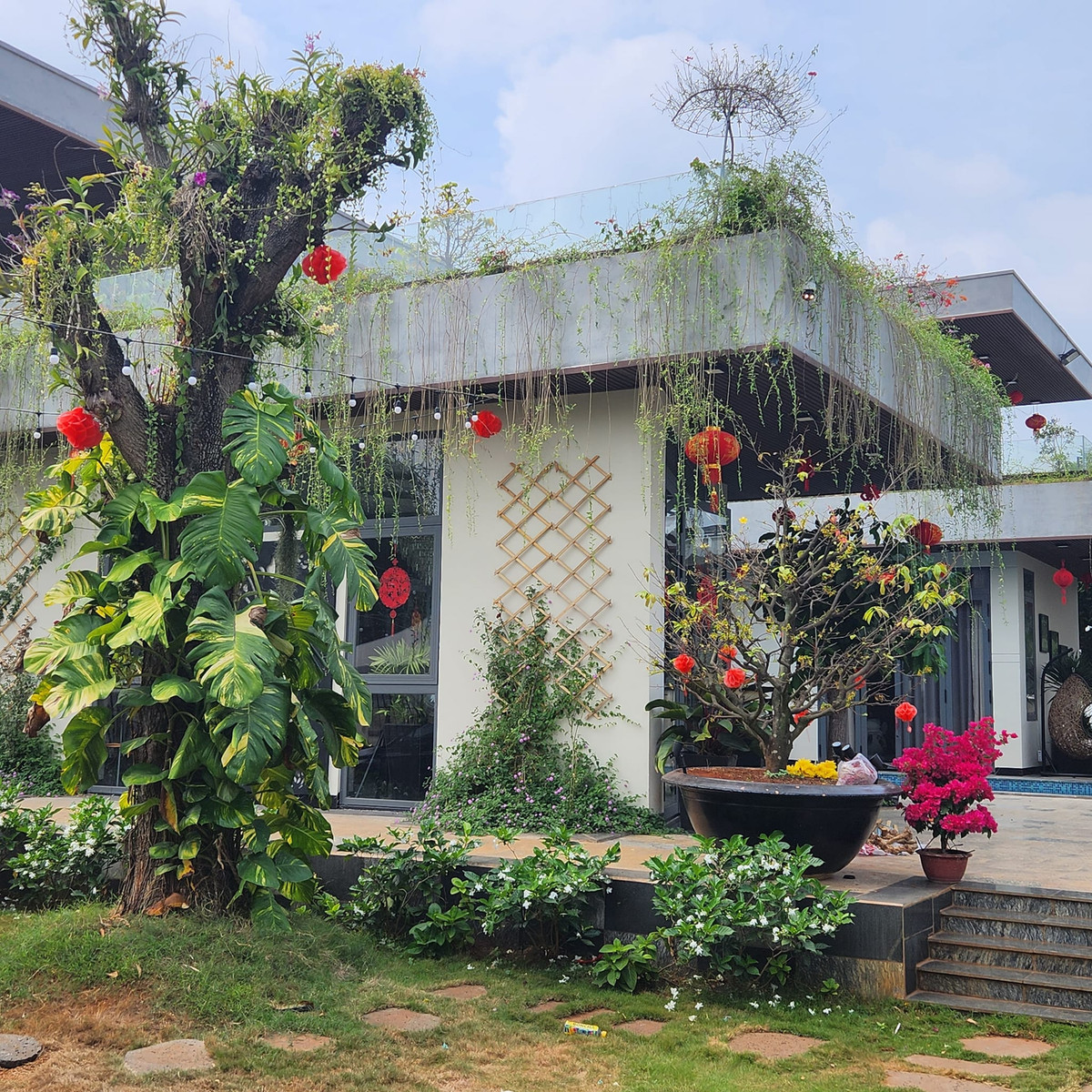 Vì muốn các con có không gian rộng rãi để sinh hoạt, vui chơi, Quách Thành Danh xây villa rộng cả nghìn mét vuông tại Bình Chánh (TP HCM). Ảnh: FBNV