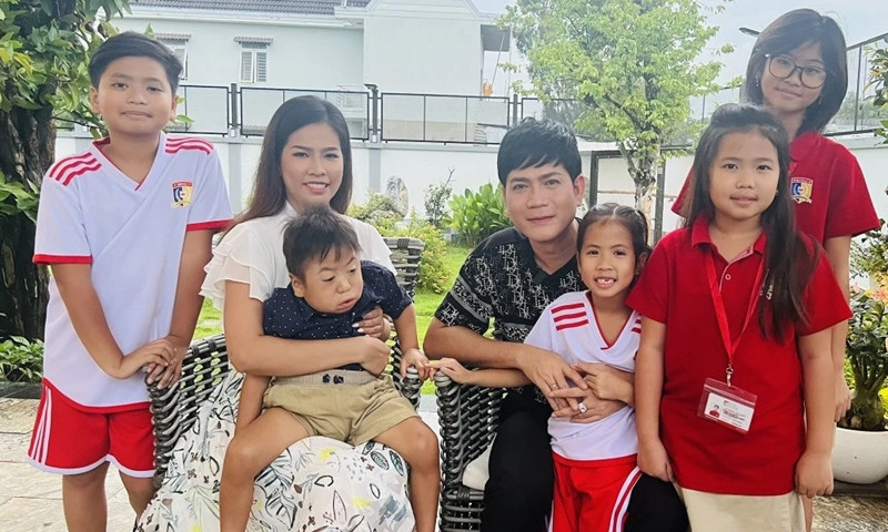 Không chỉ là ca sĩ nổi tiếng, giàu có, Quách Thành Danh còn là một trong những ông bố đông con nhất showbiz Việt. Sau hơn 10 năm chung sống, nam ca sĩ và bà xã kém 8 tuổi có 5 thiên thần nhỏ. Ảnh: FBNV