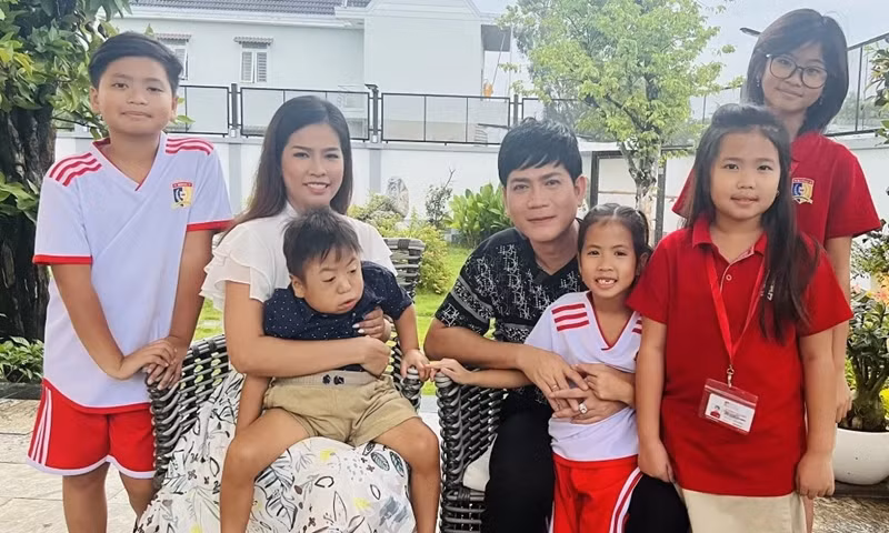 Không chỉ là ca sĩ nổi tiếng, giàu có, Quách Thành Danh còn là một trong những ông bố đông con nhất showbiz Việt. Sau hơn 10 năm chung sống, nam ca sĩ và bà xã kém 8 tuổi có 5 thiên thần nhỏ. Ảnh: FBNV