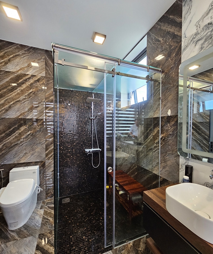 Phòng tắm rộng rãi và tiện nghi, có công năng mát-xa, xông hơi. Ảnh: Vietnamnet