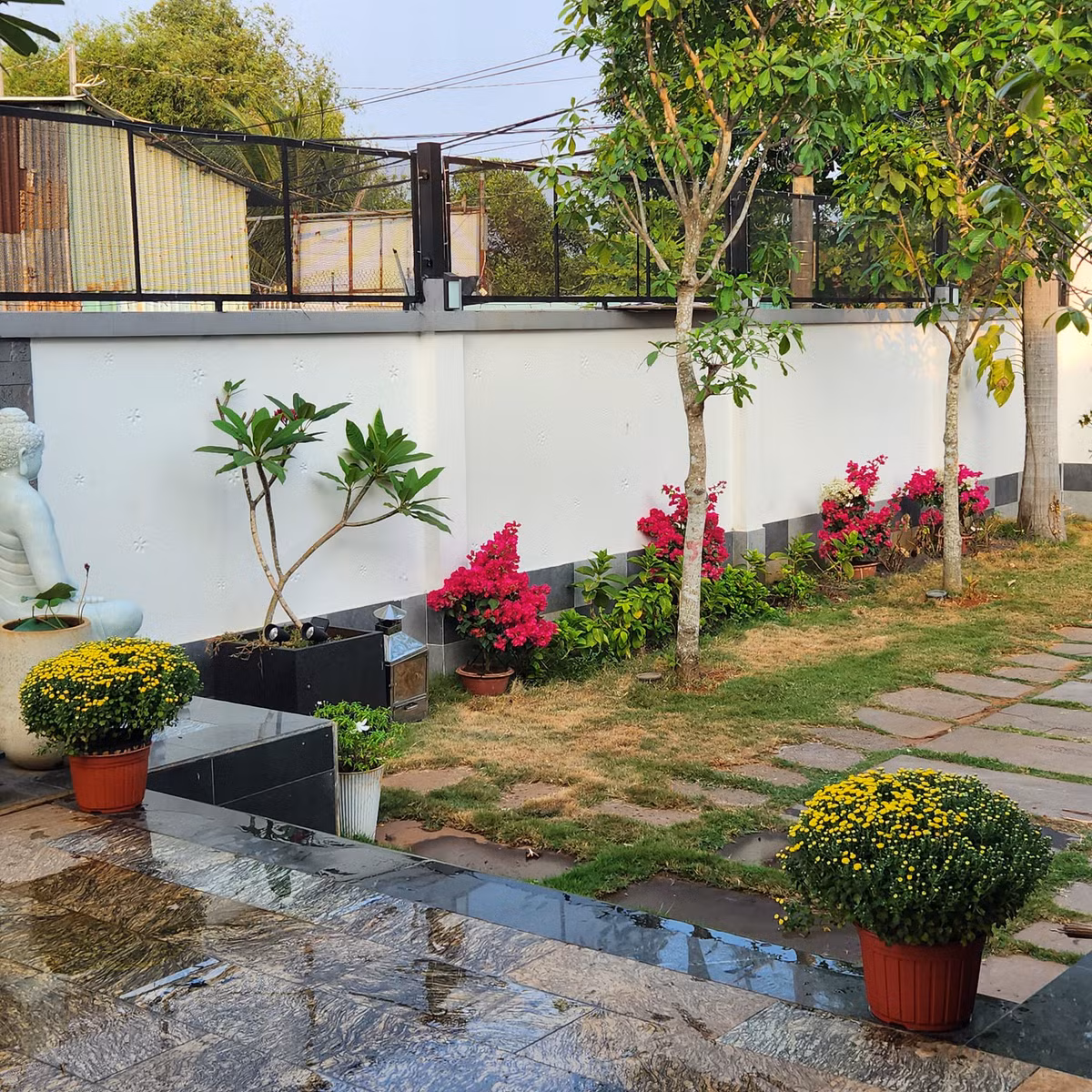 Trong sân vườn, nam ca sĩ trồng nhiều cây xanh và trang trí nhiều chậu hoa đẹp mắt. Ảnh: FBNV