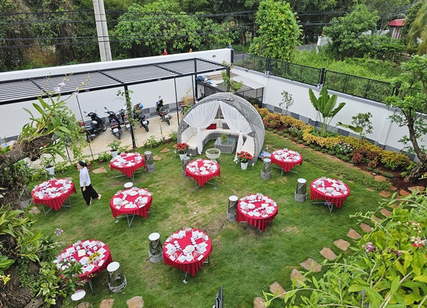 Sân trước rộng rãi từng được ca sĩ Quách Thành Danh tổ chức tiệc tân gia quy mô hàng trăm người. Ảnh: Vietnamnet