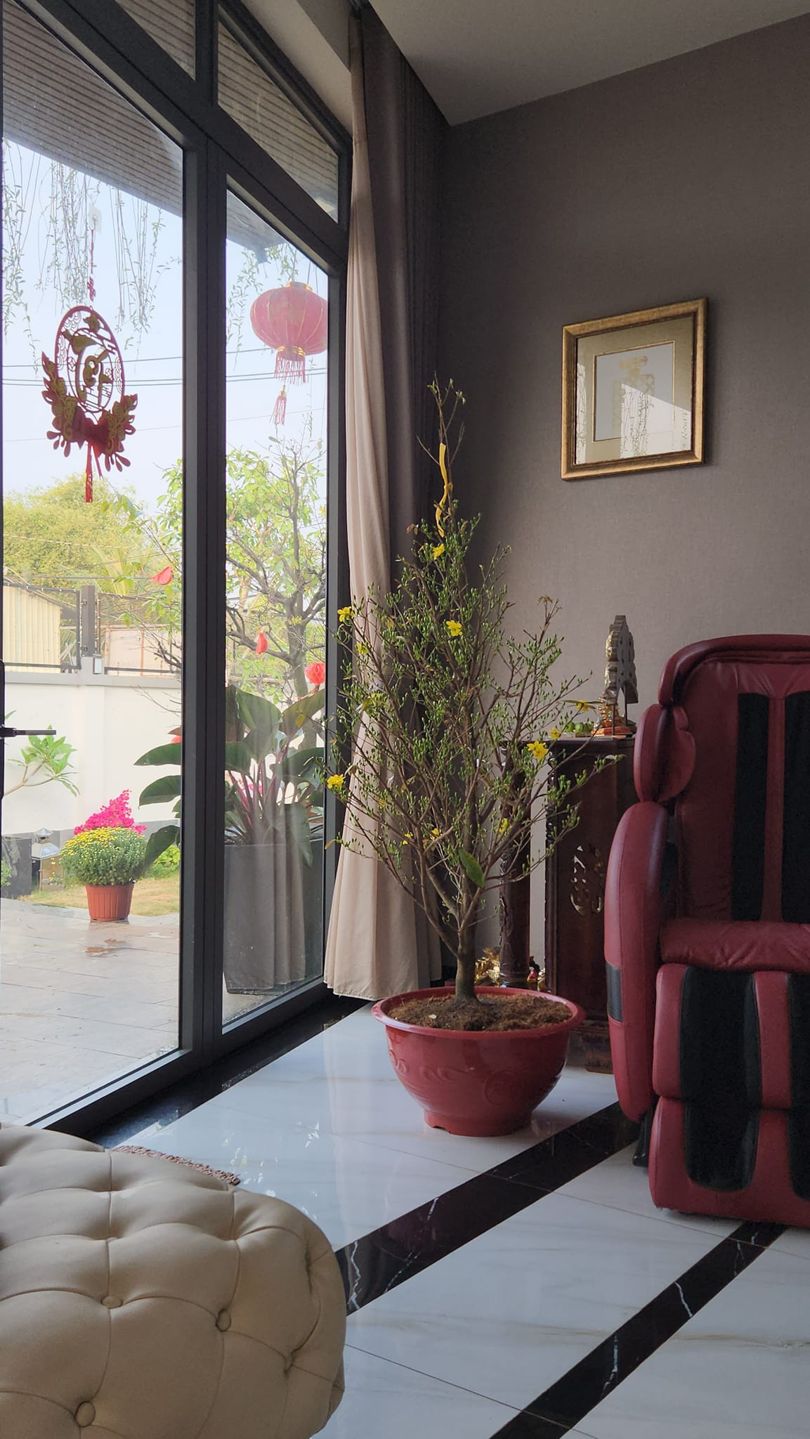 Bên trong nhà sử dụng cửa kính lớn giúp đón nắng, gió tối đa. Ảnh: FBNV