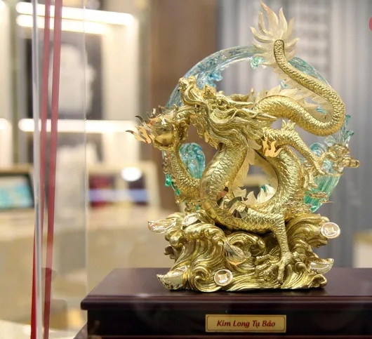 Tác phẩm "Kim Long tụ bảo" có chiều cao khoảng 30cm. Ảnh: Giadinhxahoi