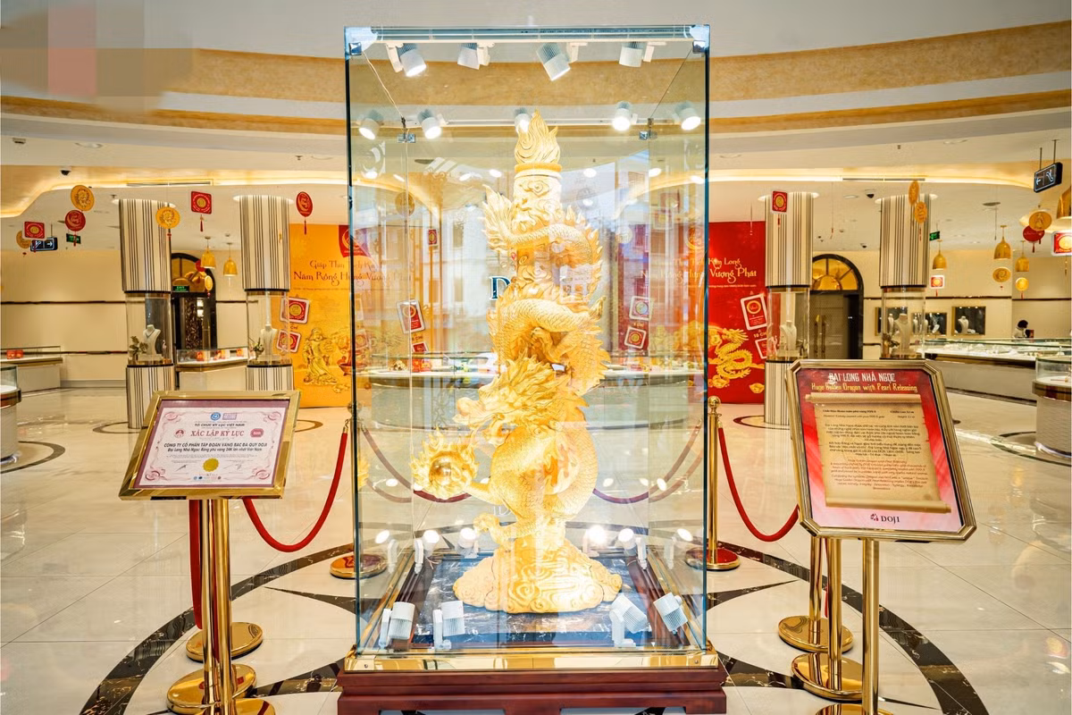 Bên cạnh những mẫu vàng truyền thống, năm nay các doanh nghiệp sản xuất, chế tác vàng tung ra thị trường nhiều tượng rồng dát vàng để thu hút khách trong ngày vía Thần Tài. Ảnh: Doji