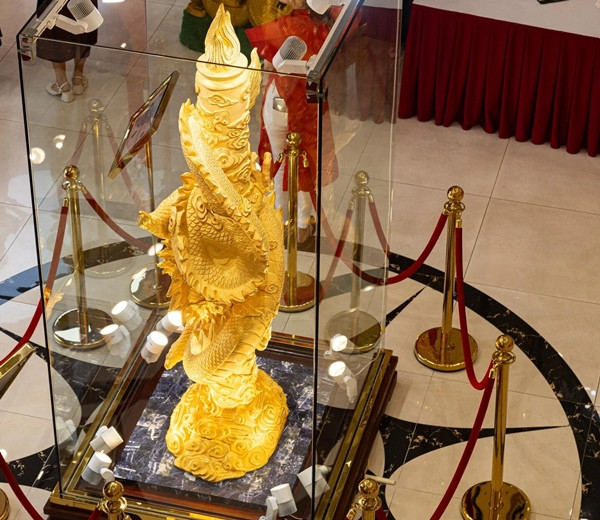 Tượng rồng được phủ hoàn toàn bằng vàng 9999 có chiều cao là 3,1 mét. Ảnh: Minh Đức/VTCNews