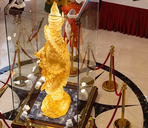 Tượng rồng được phủ hoàn toàn bằng vàng 9999 có chiều cao là 3,1 mét. Ảnh: Minh Đức/VTCNews