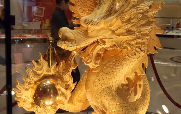 Theo đại diện đơn vị vàng Doji, "Đại long nhả ngọc" được chế tác hoàn toàn thủ công và đặt trên bệ gỗ hương mang mùi thơm rất đặc biệt. Ảnh: Giadinhxahoi