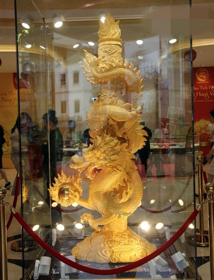 Đáng chú ý nhất là tượng rồng vàng "Đại long nhả ngọc" của tập đoàn vàng bạc đá quý Doji. Ảnh: Giadinhxahoi