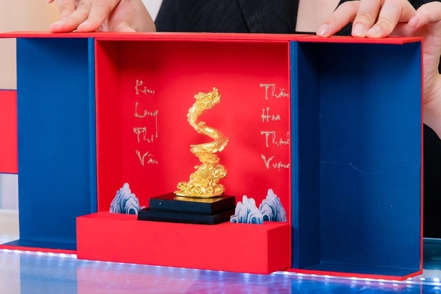 PNJ "chào sân" ngày Thần tài 399 tượng vàng Kim Long Phi Vân. Tượng này được chế tác thủ công bằng vàng 24K, trọng lượng khoảng 4 chỉ, giá bán 34 triệu đồng, riêng tiền gia công 12,5 triệu đồng. Ảnh: PNJ