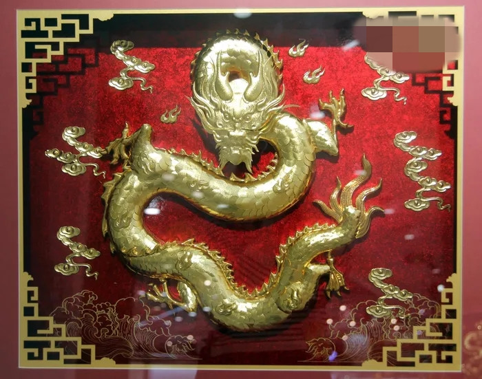 Ngoài ra, tranh phù điêu phong thủy tạo tác rồng vàng từ vàng nguyên khối hoặc phủ vàng cũng thu hút sự quan tâm của khách hàng. Ảnh: Giadinhxahoi