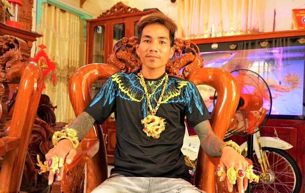 Từ lúc đeo vàng, anh Lợi thấy công việc làm ăn thuận buồm xuôi gió. Tin rằng vàng đem lại may mắn, hợp phong thủy nên anh tiếp tục đặt hàng các món trang sức bằng vàng với kích thước to hơn, nặng hơn. Ảnh: Dân trí