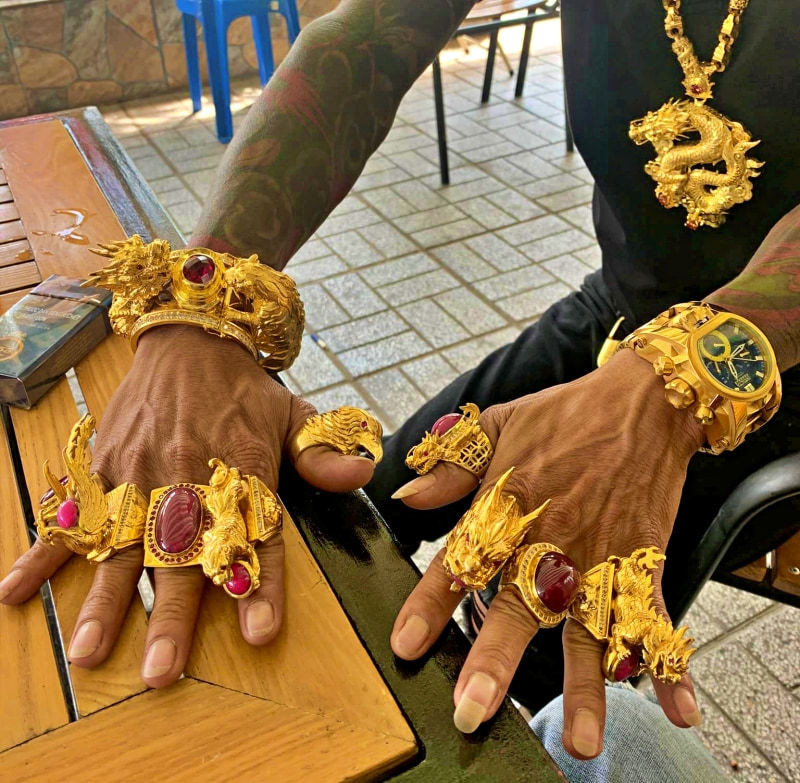 Anh Lợi bắt đầu đeo vàng trên người bằng các món trang sức có kích thước, trọng lượng lớn từ nhiều năm về trước. Ảnh: Vietnamnet