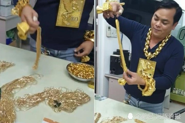 Cách đây vài năm, trước khi bị bắt, Trần Ngọc Phúc (Phúc XO) được xem là đại gia đeo vàng nhiều nhất Việt Nam, thậm chí lên cả báo Trung Quốc vì sở thích "dát vàng" trên người. Ảnh: China Press