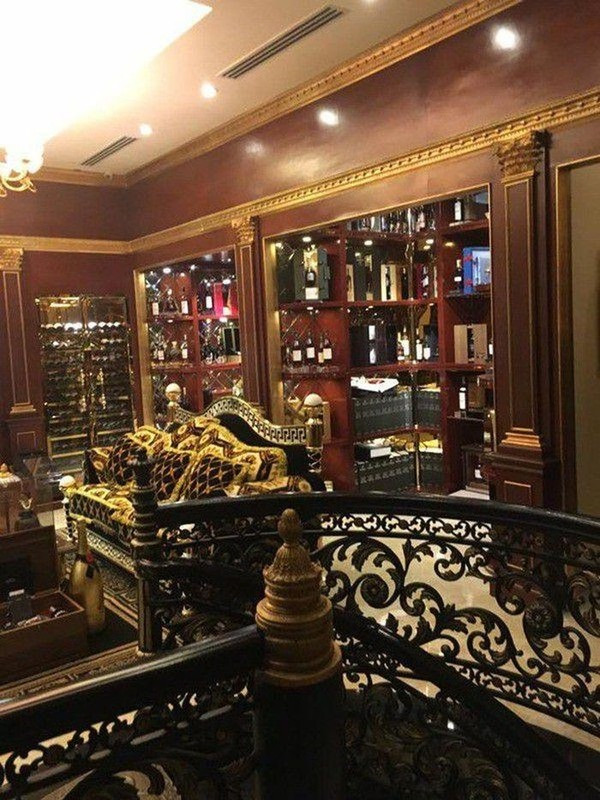 Không chỉ choáng ngợp bởi vẻ hào nhoáng bên ngoài, nội thất trong biệt thự còn được gia chủ đầu tư không ít tiền bạc với phong cách hoàng gia châu Âu. Ảnh: KBS