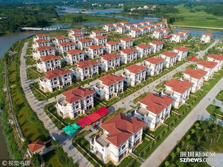 Trần Sinh đầu tư 200 triệu tệ xây 258 biệt thự mái đỏ 3 tầng khang trang trên đất do chính quyền cấp. Mỗi căn biệt thự có diện tích 280m2, bao gồm 5 phòng ngủ, 2 phòng khách, 1 nhà xe và vườn.