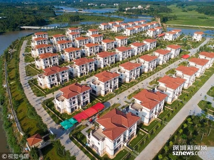 Trần Sinh đầu tư 200 triệu tệ xây 258 biệt thự mái đỏ 3 tầng khang trang trên đất do chính quyền cấp. Mỗi căn biệt thự có diện tích 280m2, bao gồm 5 phòng ngủ, 2 phòng khách, 1 nhà xe và vườn.