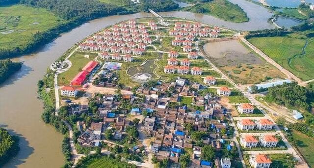 Đáp ân tình của dân làng, Trần Sinh tặng mỗi gia đình một biệt thự rộng 300m2, giúp cả làng thoát nghèo. Đây là phần thưởng đại gia Trung Quốc muốn dành tặng cho lòng tốt của dân làng.