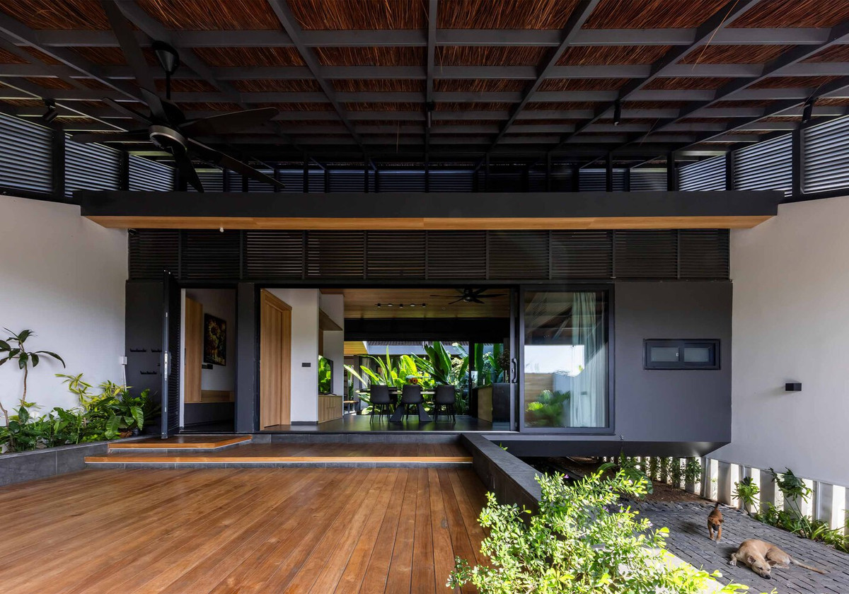 Hầu hết các khu vực trong nhà đều có tầm nhìn ra khu vườn xanh tươi và cửa sổ trần, mời gọi thế giới tự nhiên vào bên trong.