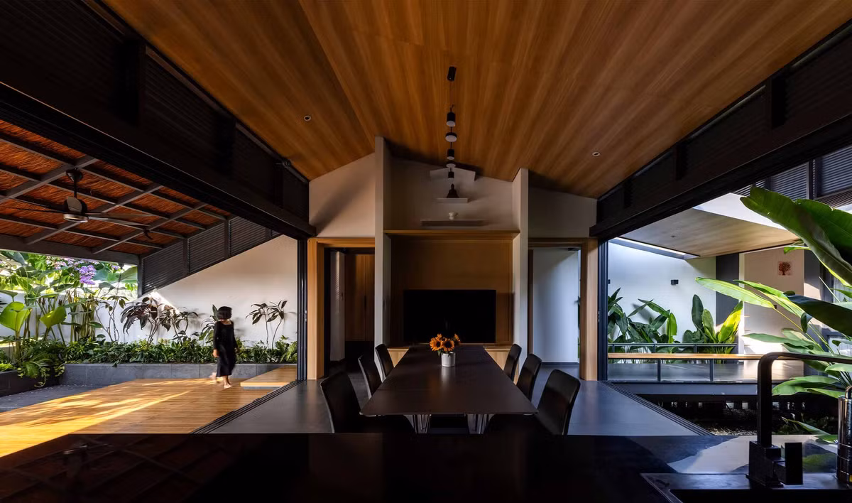 Chuyển từ cuộc sống chung cư cao tầng sang tầng trệt, gia chủ tìm kiếm một không gian vẫn giữ được những chức năng quen thuộc. Do đó, tất cả các hoạt động được tập trung vào một tầng duy nhất rộng 300 mét vuông, phản ánh chức năng của một căn hộ điển hình.