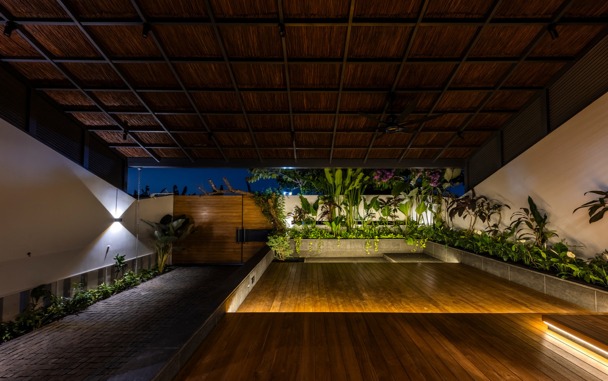 Hơn nữa, sàn nâng của căn nhà có tác dụng chống lũ tự nhiên đồng thời thúc đẩy khả năng tản nhiệt nhanh và mang đến không gian vui chơi hấp dẫn cho trẻ em.