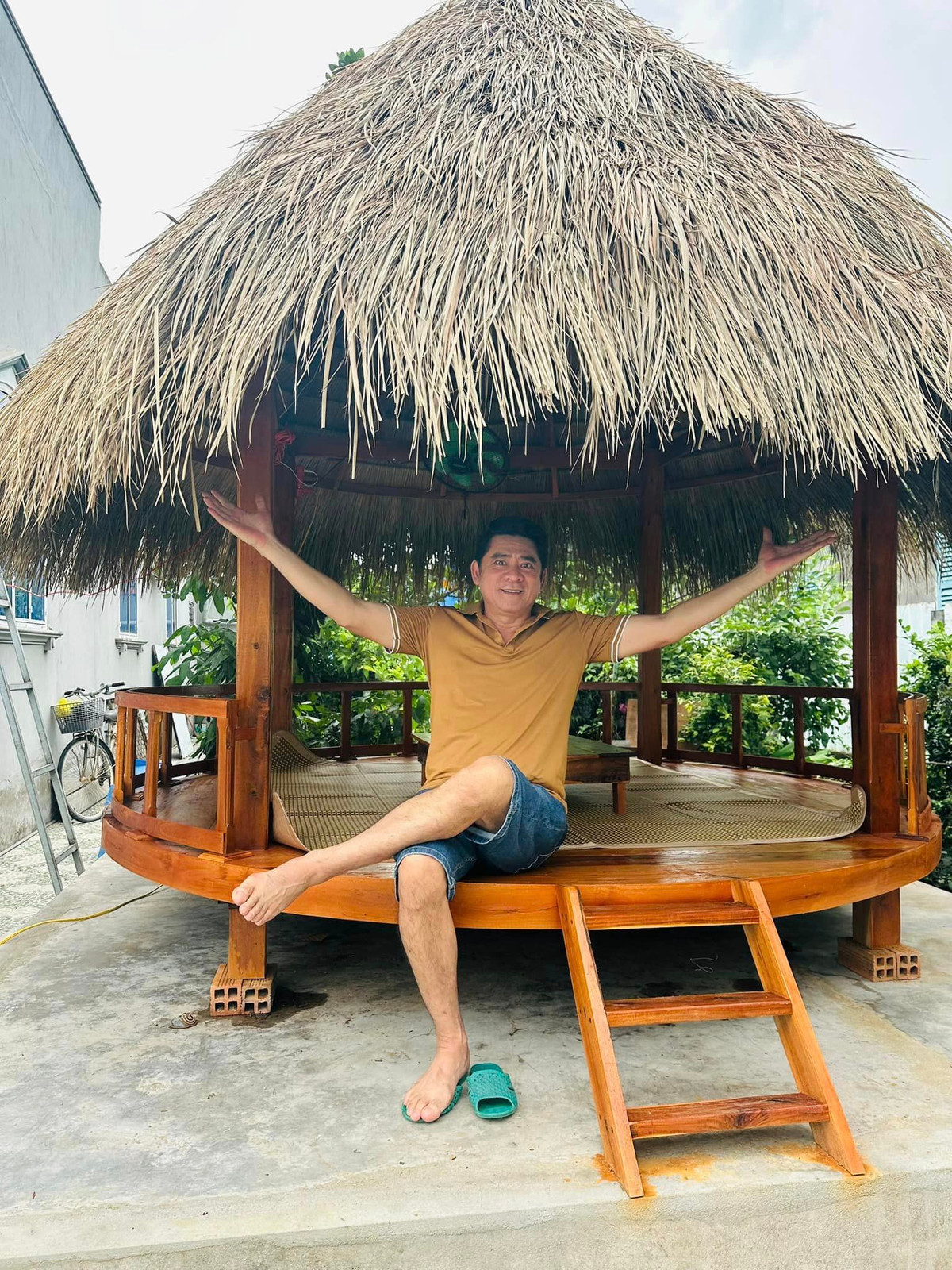 Buổi sáng thức dậy, nam diễn viên thường pha trà, tận hưởng không khí mát lành. Ảnh: FB Huỳnh Anh Tuấn