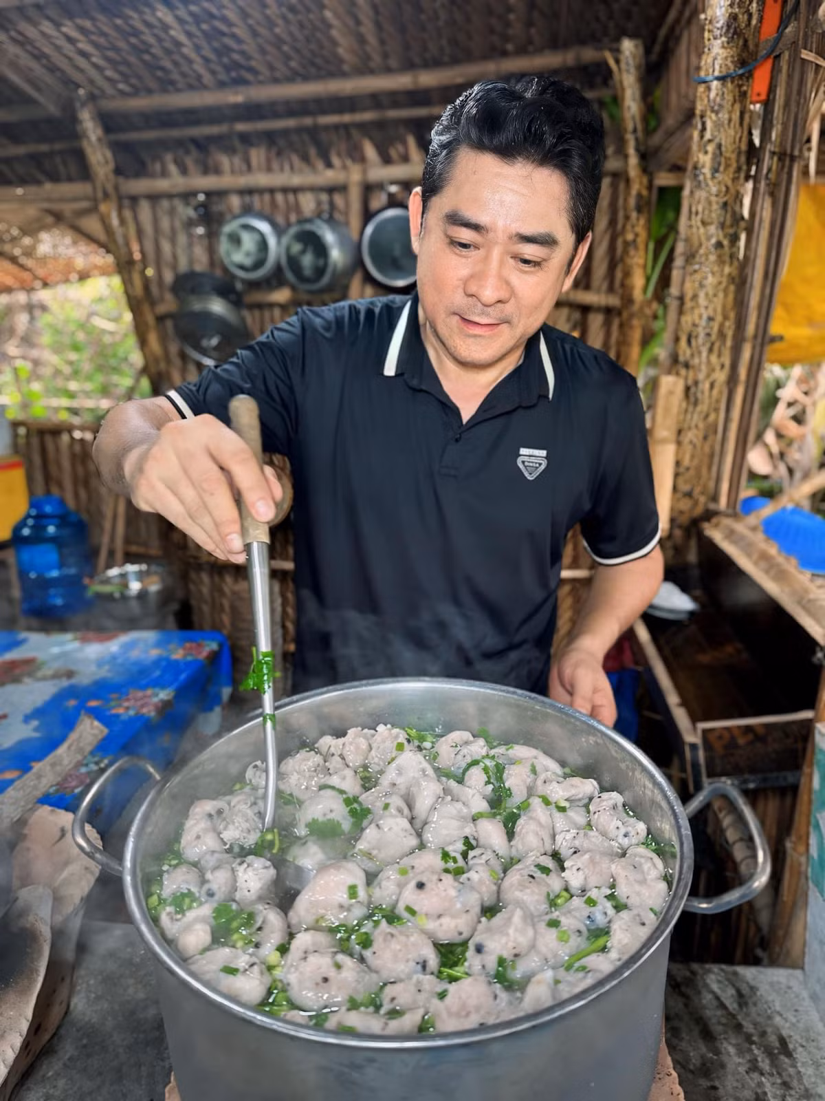 Trong chòi lá đơn sơ, nam nghệ sĩ dùng dụng cụ bếp giản dị để chế biến món ăn dân dã miền quê. Ảnh: FB Huỳnh Anh Tuấn