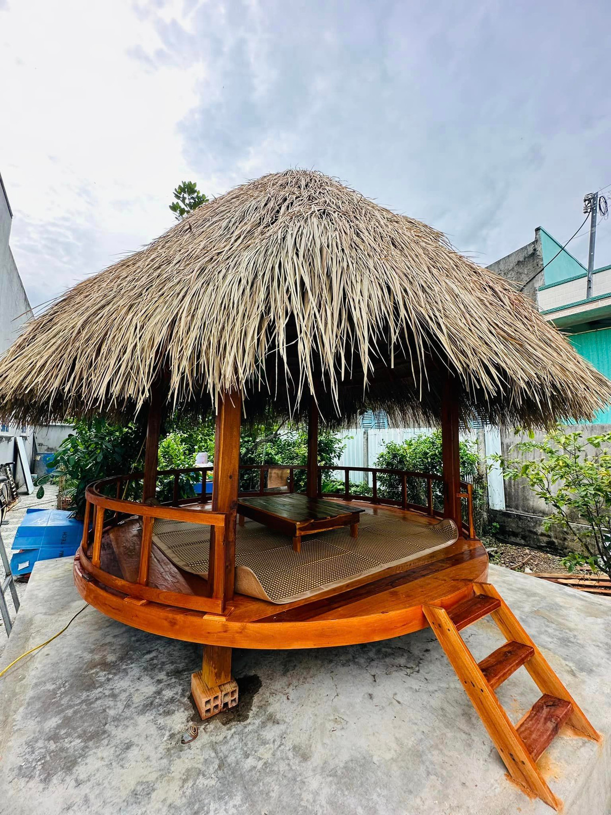 Năm ngoái, Huỳnh Anh Tuấn mất ba ngày dựng thêm chiếc chòi lá để nghỉ ngơi, có chỗ nấu nướng. Ảnh: FB Huỳnh Anh Tuấn