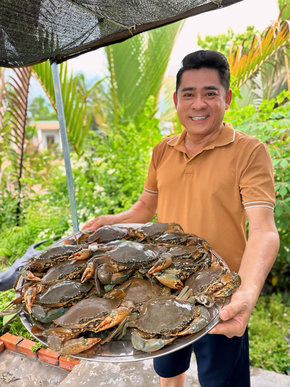 Thường ngày, nếu không bận đi làm phim, Huỳnh Anh Tuấn dành phần lớn thời gian cho công việc làm vườn, nấu nướng, tự tạo niềm vui trong căn nhà chòi giản dị. Ảnh: FB Huỳnh Anh Tuấn