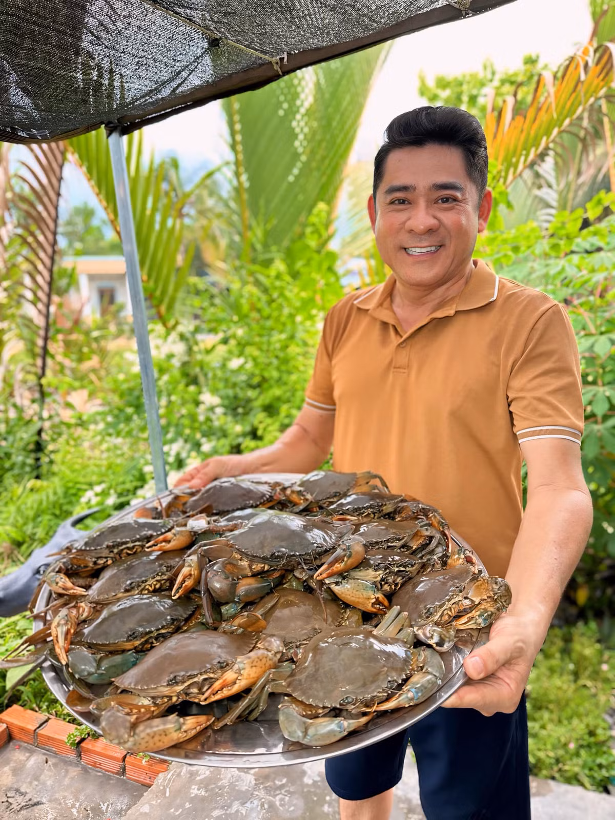 Thường ngày, nếu không bận đi làm phim, Huỳnh Anh Tuấn dành phần lớn thời gian cho công việc làm vườn, nấu nướng, tự tạo niềm vui trong căn nhà chòi giản dị. Ảnh: FB Huỳnh Anh Tuấn