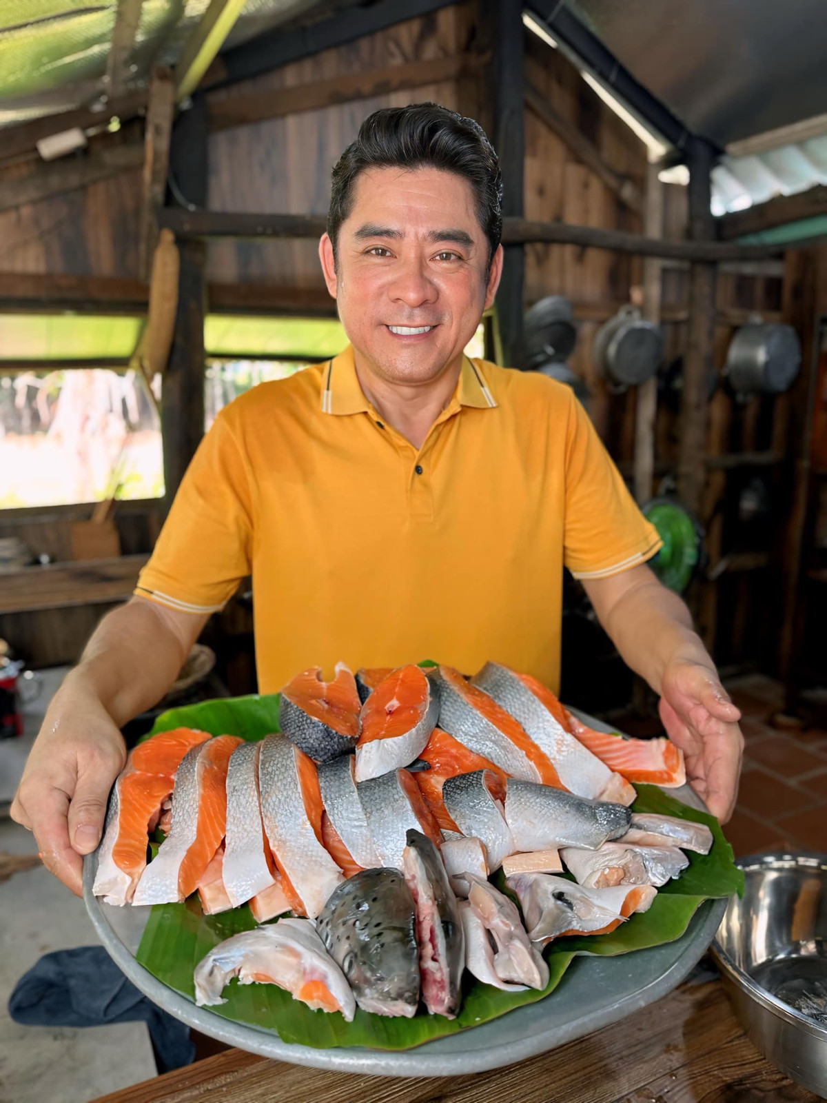 Huỳnh Anh Tuấn thường quay video nấu nướng đăng lên mạng xã hội, hút hàng chục triệu lượt xem. Ảnh: FB Huỳnh Anh Tuấn