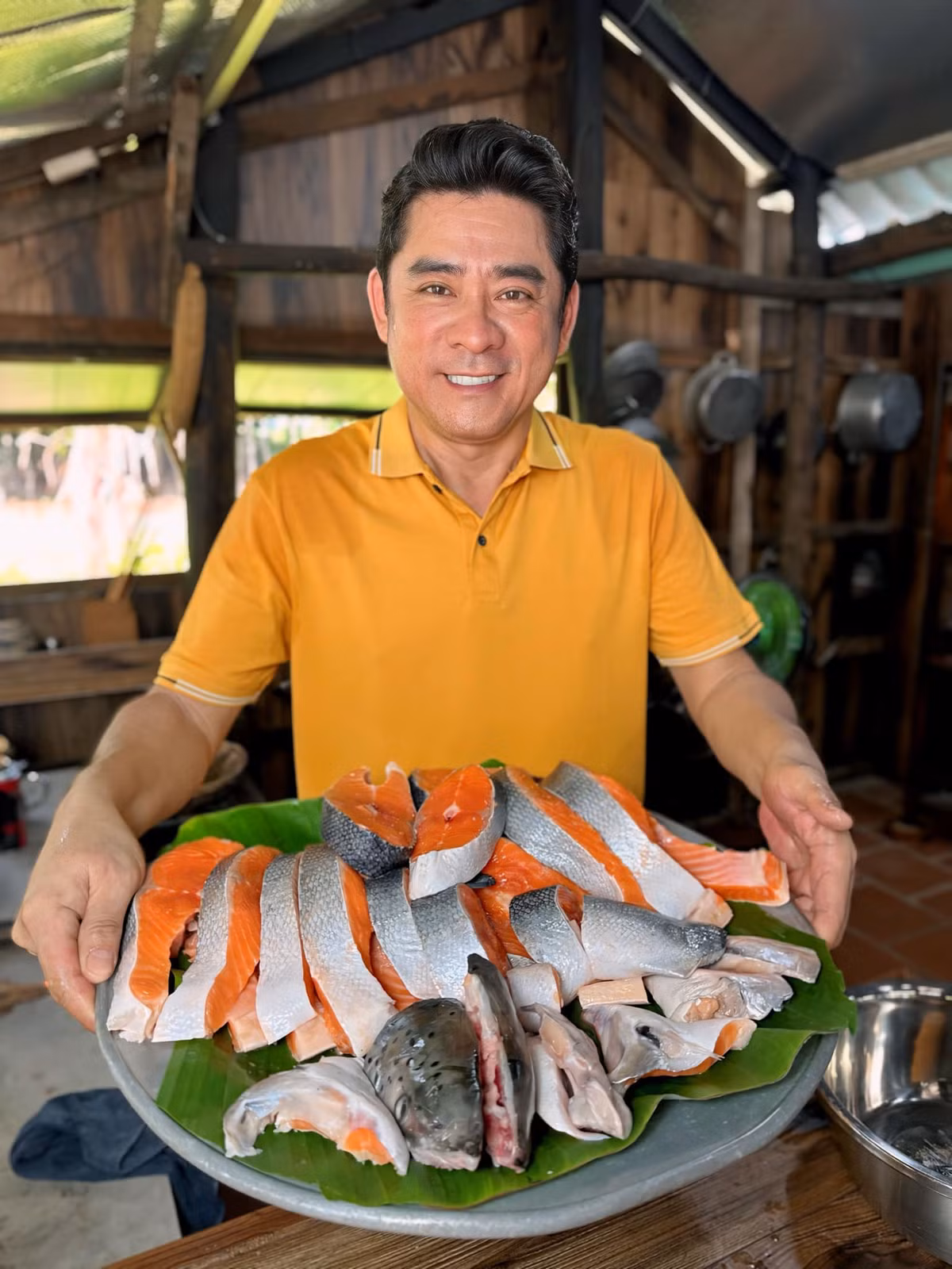 Huỳnh Anh Tuấn thường quay video nấu nướng đăng lên mạng xã hội, hút hàng chục triệu lượt xem. Ảnh: FB Huỳnh Anh Tuấn