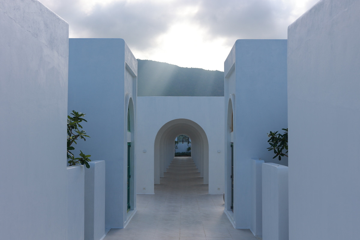 Ngoài thiết kế vòng, khu nhà của vợ chồng Phan Như Thảo còn nổi bật nhờ các khối kiến trúc vuông.