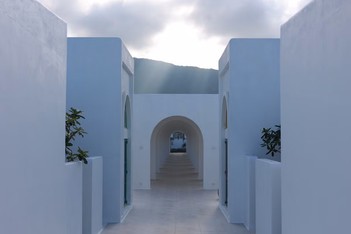 Ngoài thiết kế vòng, khu nhà của vợ chồng Phan Như Thảo còn nổi bật nhờ các khối kiến trúc vuông.