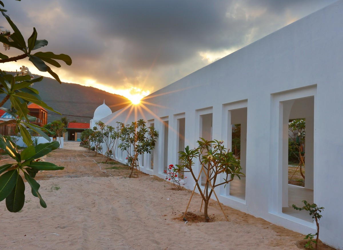 Lối đi từ cổng vào trung tâm biệt thự được trồng cây xanh đặc trưng của vùng biển. Nguồn ảnh: FBNV