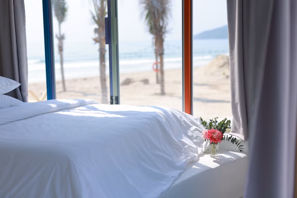 Khu nhà có 8 căn phòng nhỏ để lưu trú, mỗi phòng đều có cửa sổ lớn ngắm cảnh biển.