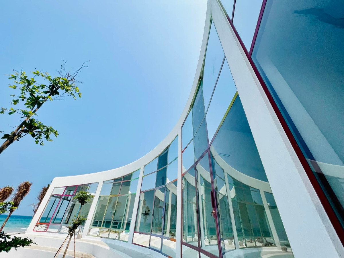 Lấy vẻ đẹp thiên nhiên làm điểm nhấn, khu nghỉ dưỡng được xây dựng với sự mộc mạc, nổi bật là tường vôi trắng kết hợp hài hòa cùng trần bê tông màu ghi, tạo nên không gian thân thiện.