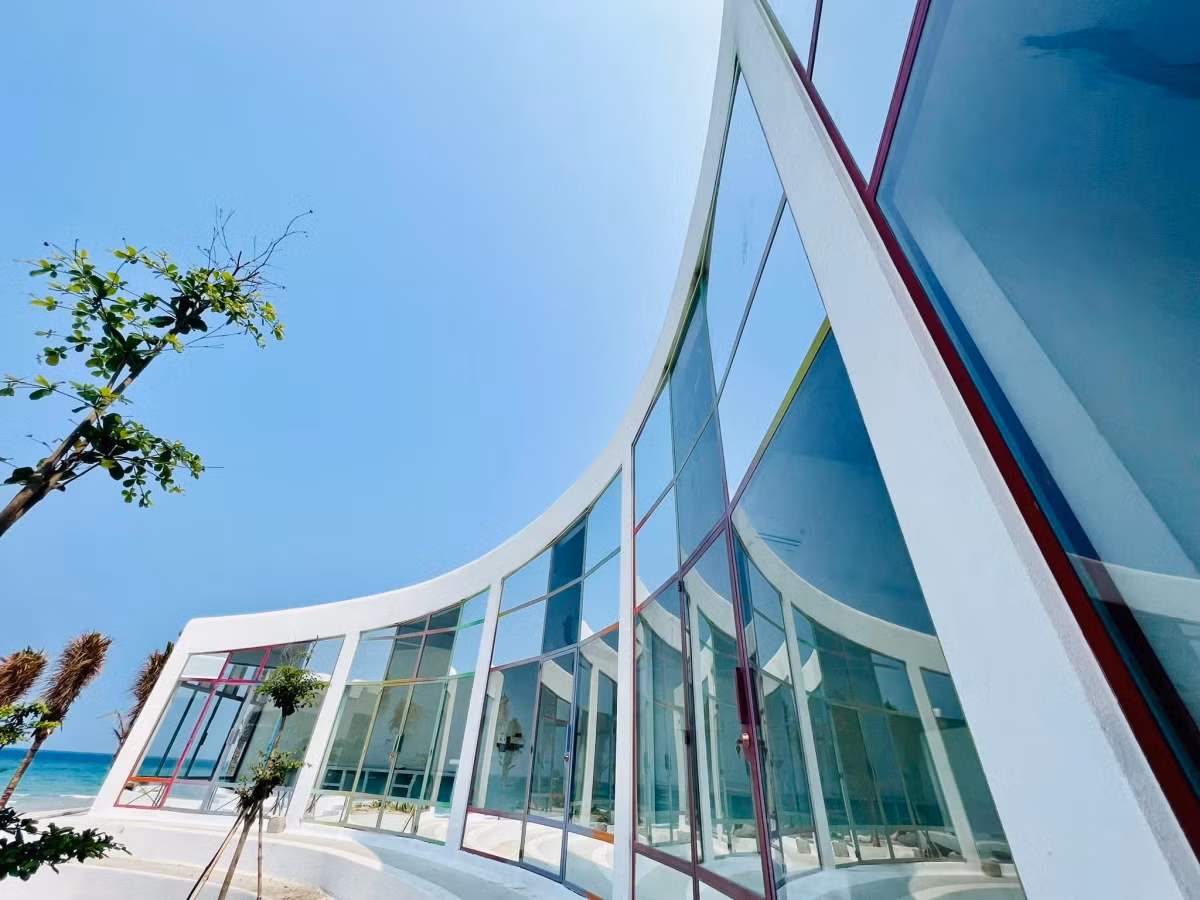 Lấy vẻ đẹp thiên nhiên làm điểm nhấn, khu nghỉ dưỡng được xây dựng với sự mộc mạc, nổi bật là tường vôi trắng kết hợp hài hòa cùng trần bê tông màu ghi, tạo nên không gian thân thiện.