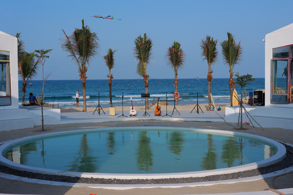 Khu nhà tạo thành vòng tròn, ở giữa là hồ bơi có sức chứa khoảng 5-7 người.