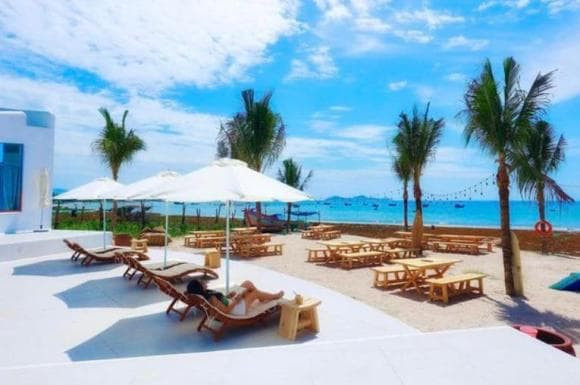 Nằm giữa làng chài nhỏ, khu nghỉ dưỡng tận hưởng bãi cát trắng trải dài và khung cảnh hùng vĩ của vịnh Vân Phong, miền Trung Việt Nam.