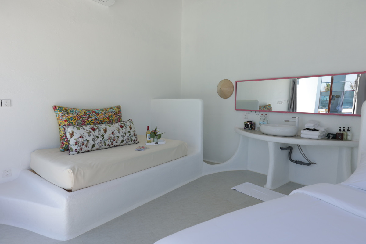 Các phòng nghỉ thể hiện rõ sự tối giản, phóng khoáng, hạn chế bày biện đồ đạc, xây nội thất gắn tường tạo không gian mở.