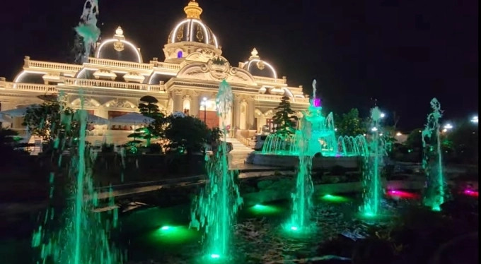 Màn đêm buông xuống cũng là lúc tòa dinh thự phủ một màu vàng vương giả. Ảnh: Chụp màn hình